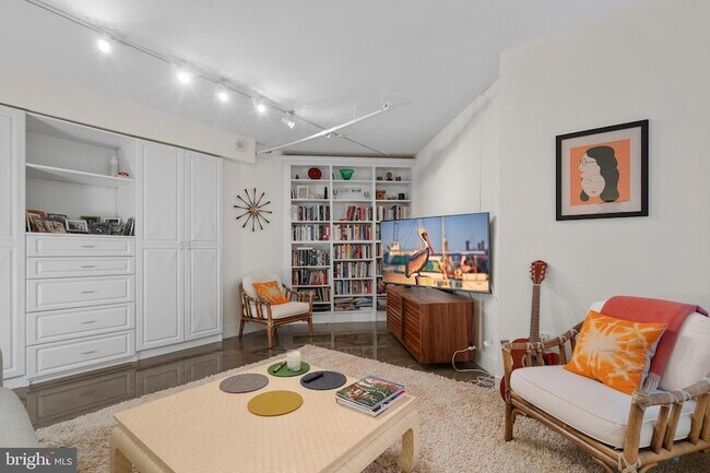 Building Photo - 616 E Street NW Unit 256