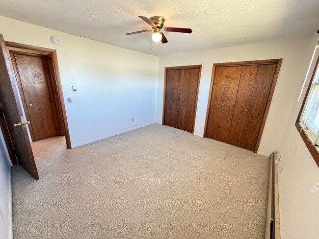 Building Photo - AVAILABLE MAY - Large 2 Bedroom Apartment!