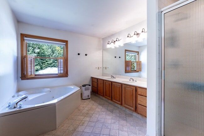 Building Photo - 12 Woodland Ln