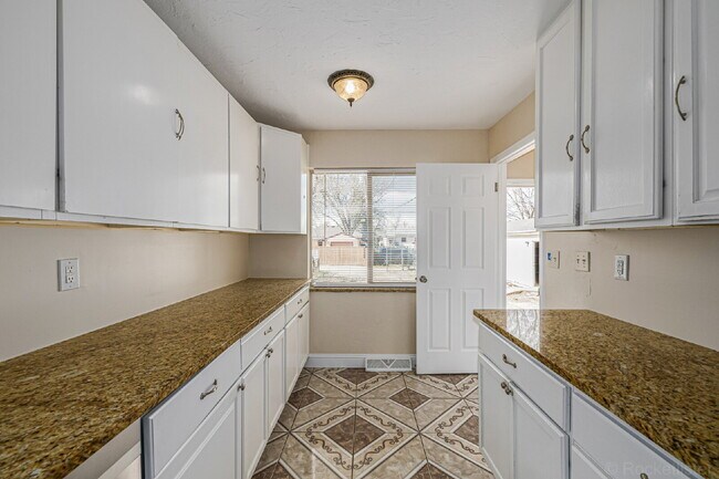 Building Photo - Lovely 5 Bed  / 2 bath in Boston Heights