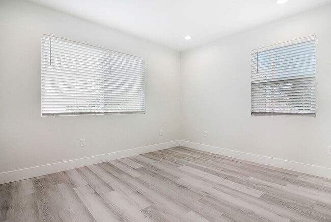 Building Photo - 1740-1742 Rose Ave Triplex
