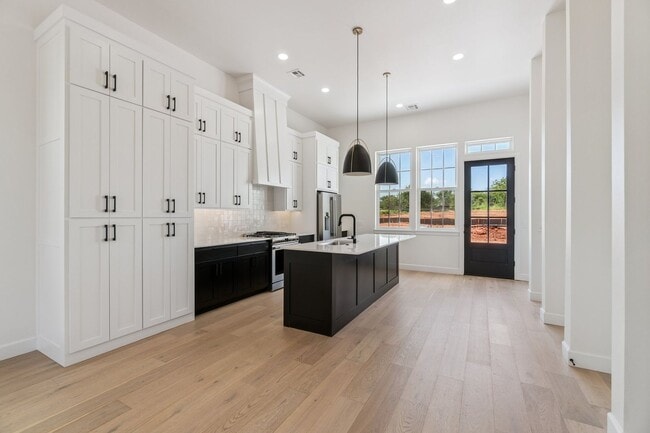 Building Photo - Minimalist Magic: 2-Bed Apartment Over Sel...