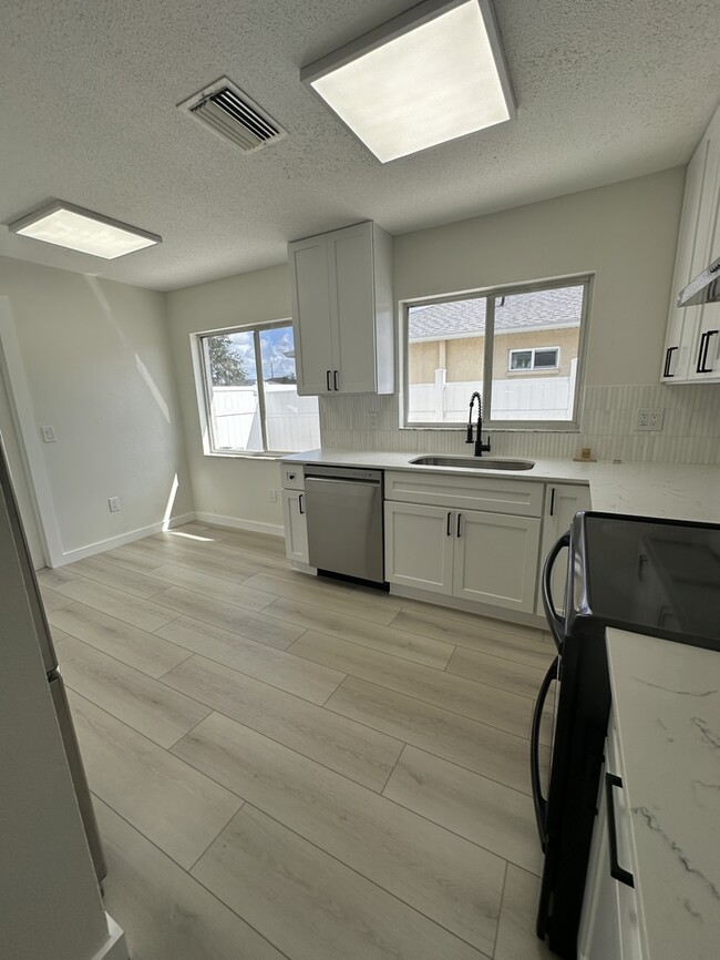 Building Photo - Remodeled 4-bedroom 2 bath 2 car garage in...