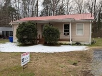 Building Photo - *1/2 OFF FIRST MONTHS RENT AT SIGNING* 3 Bedroom 1.5 Bath House