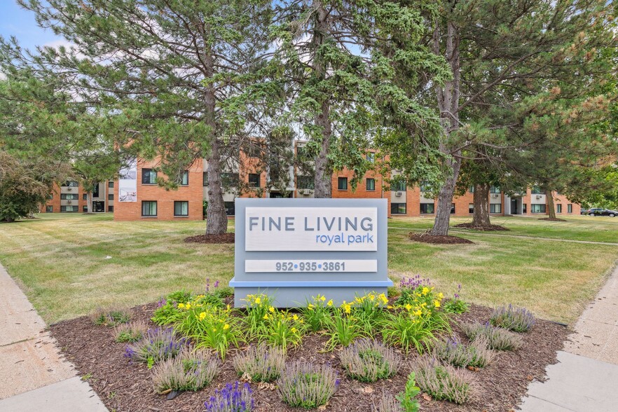 Building Photo - Fine Living at Aquila Park & Royal Park