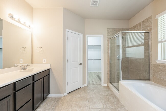 Building Photo - 2414 Garden Falls Dr