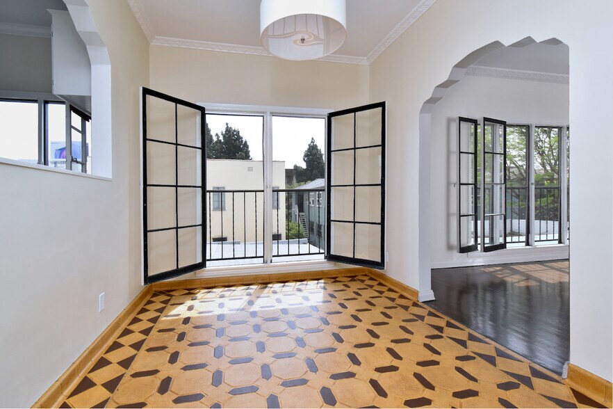 Building Photo - 724 S Genesee Ave