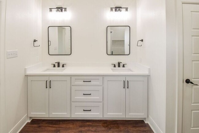 Building Photo - Tour Today! Stunning 4 Bedroom 2 Bath in W...