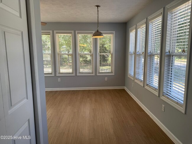 Building Photo - 1308 E Oak Island Dr