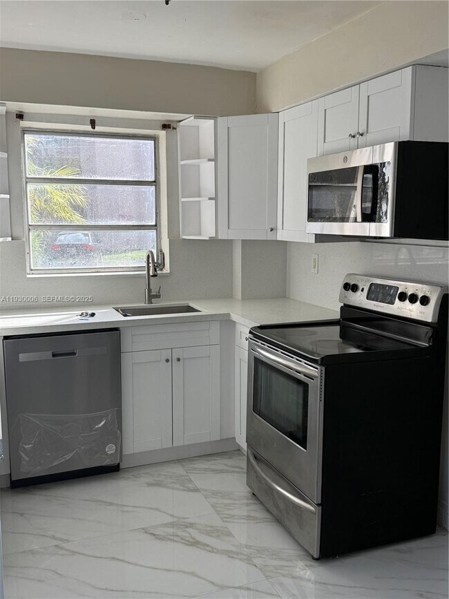 Building Photo - 1400 NE 191st St