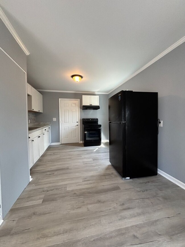 Building Photo - Newly Renovated!