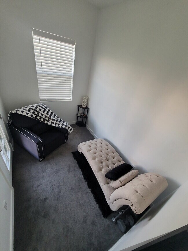Building Photo - "Spacious 4-Bed Townhouse with Scenic View...