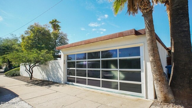 Building Photo - 902 W Verde Ln