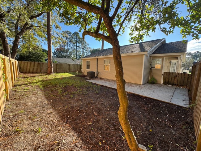 Building Photo - 3/2  fenced in yard!