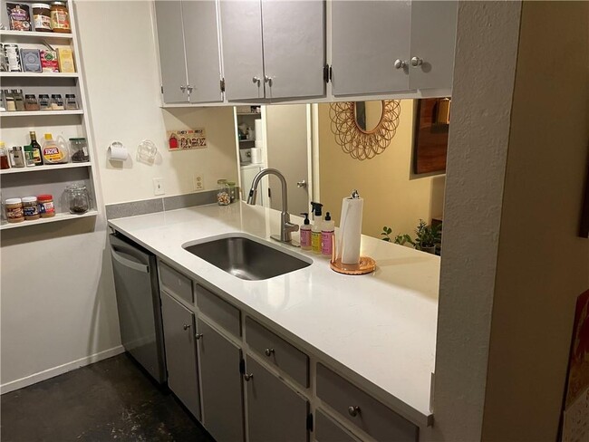 Building Photo - 704 Ramble Ln