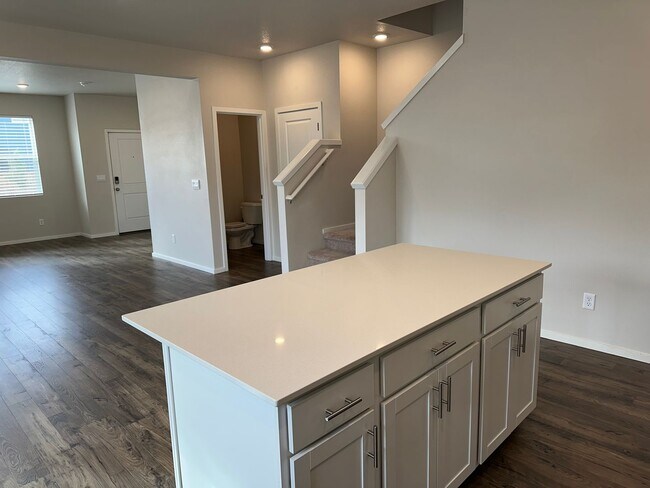 Building Photo - 4 bedroom 2.5 bathroom home!