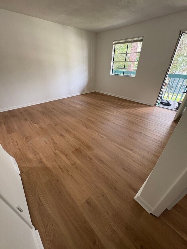 Building Photo - 2 Bed/ 1 Bath Available Now on the Westside!