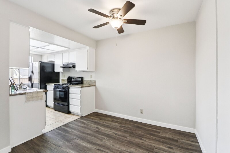 Building Photo - 700 E Cedar Ave