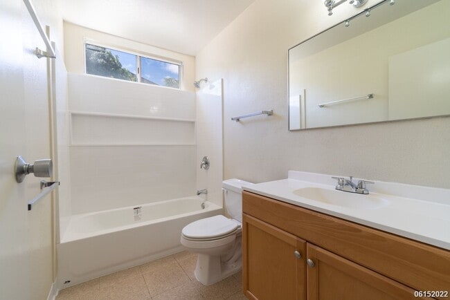 Building Photo - 2br/1ba/1pkg Apartment in Makakilo - Water...