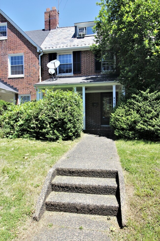 Primary Photo - 2026/2027 Off-Campus JHU Spacious 5bd/2ba Rowhome OSP & W/D! Available 6/8