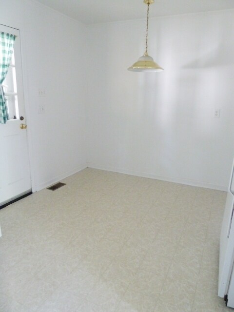 Building Photo - Lovely 2 bedroom home with hardwood floors, deck and sweet location in Chapel Hill