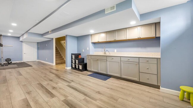 Building Photo - 303 Gateview Dr