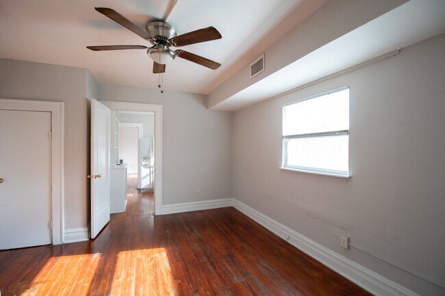 Building Photo - 408 W Howry Ave