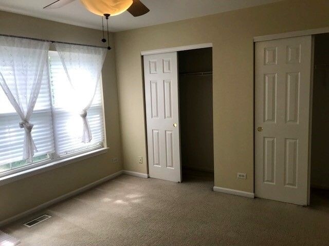 Building Photo - 2440 Oneida Ln