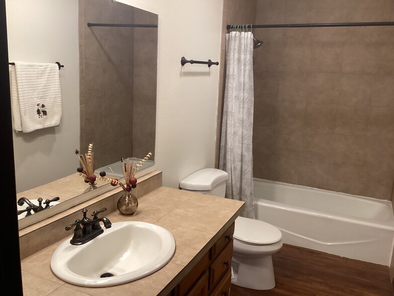 Building Photo - 813 Pine Ave