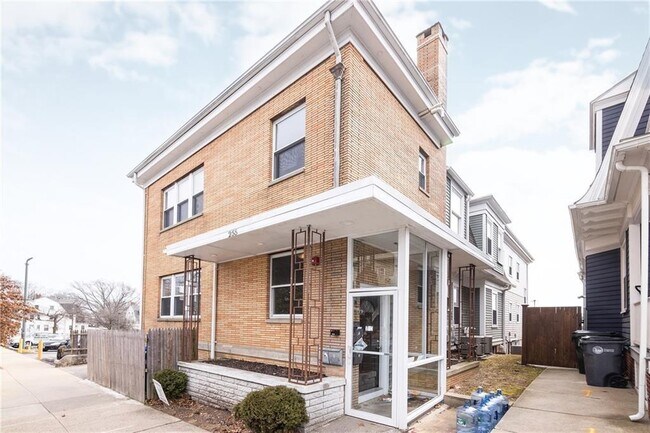 Building Photo - 255 Waterman St