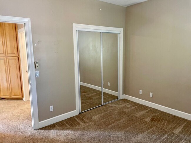 Building Photo - Newer 5 Bedroom House Close to Cal Poly