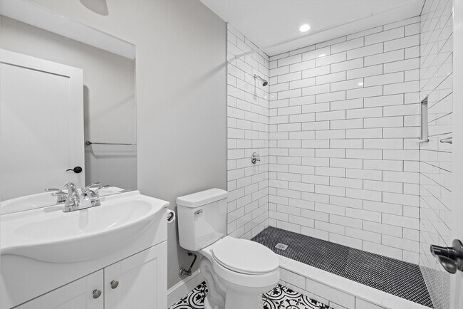 Building Photo - 921-923-923 E Broadway