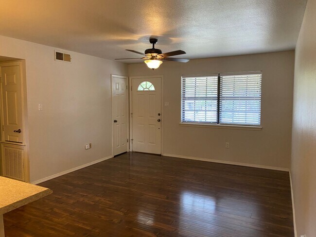 Building Photo - Come take a look at this nice 3 bedroom 1 1/2-bathroom home