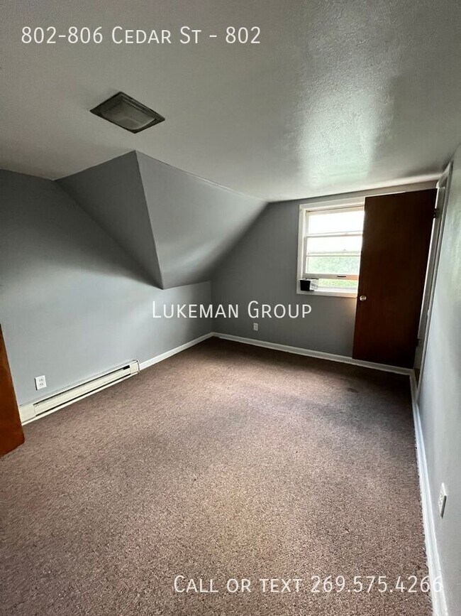 Building Photo - 802-806 Cedar St-802