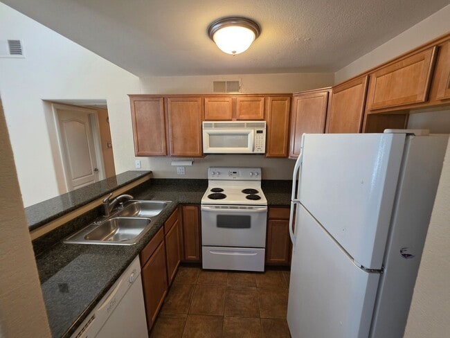 Building Photo - Resort Style Condo At The Lakes