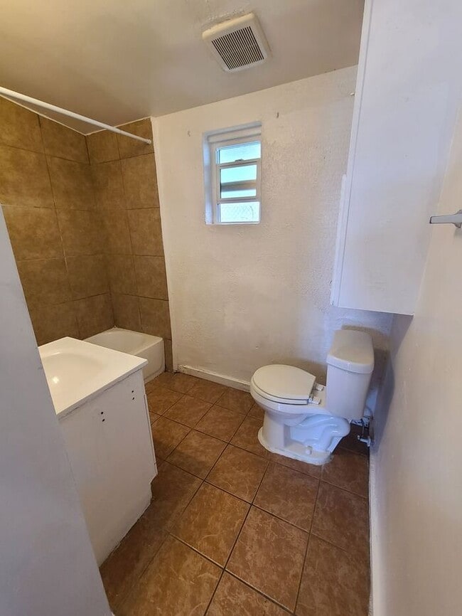 Building Photo - Amazing 1 bedroom 1 bathroom Available now!
