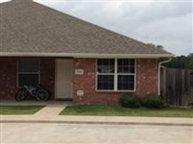 Primary Photo - Spacious duplex in convenient location
