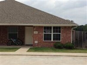 Building Photo - TWO Spacious duplexes in convenient location - one prelease and one available now