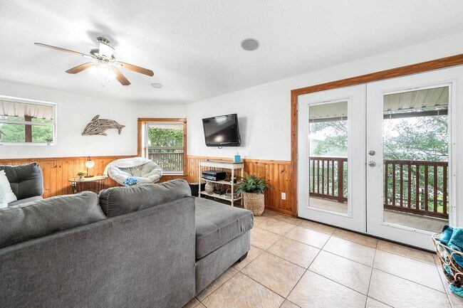 Building Photo - 302 Palm Dr