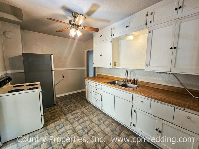 Building Photo - Downtown 3-Bedroom with Old World Charm and Modern Amenities!