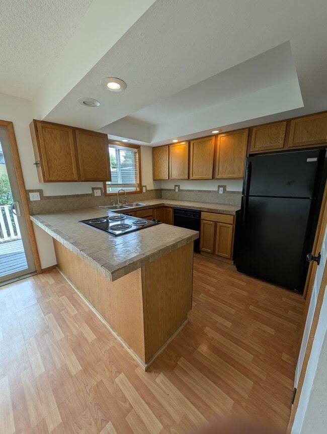 Building Photo - Cute 3 Bedroom Condo w/ Bonus Room - Walki...