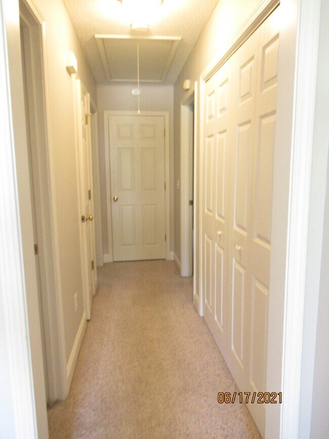Building Photo - 3430 Beacon Dr