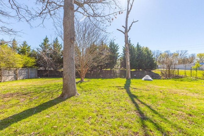 Building Photo - Freshly Updated 2 Bed 1 Bath in East Brain...