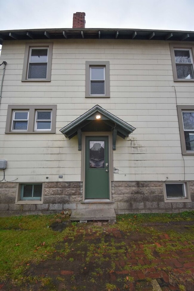 Building Photo - Spacious Three Bedroom House in Mill Hall!