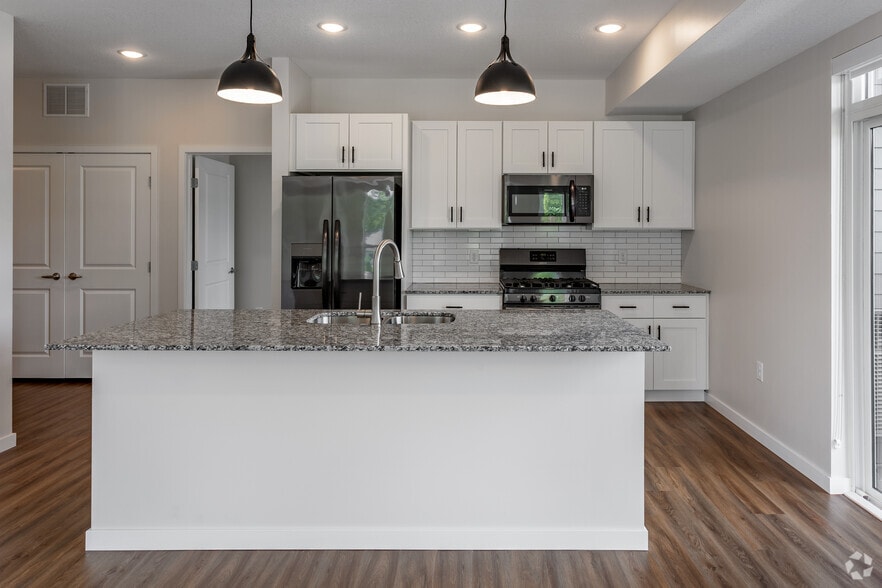 2BR, 2BA - 1,211SF - Kitchen - Granite Works Apartments