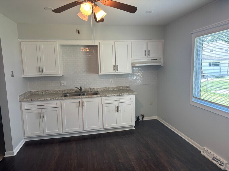 Kitchen - 7211 W Brentwood Ave