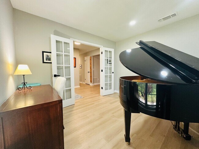 Building Photo - Spacious 6-Bedroom Rental in Spanish Point...