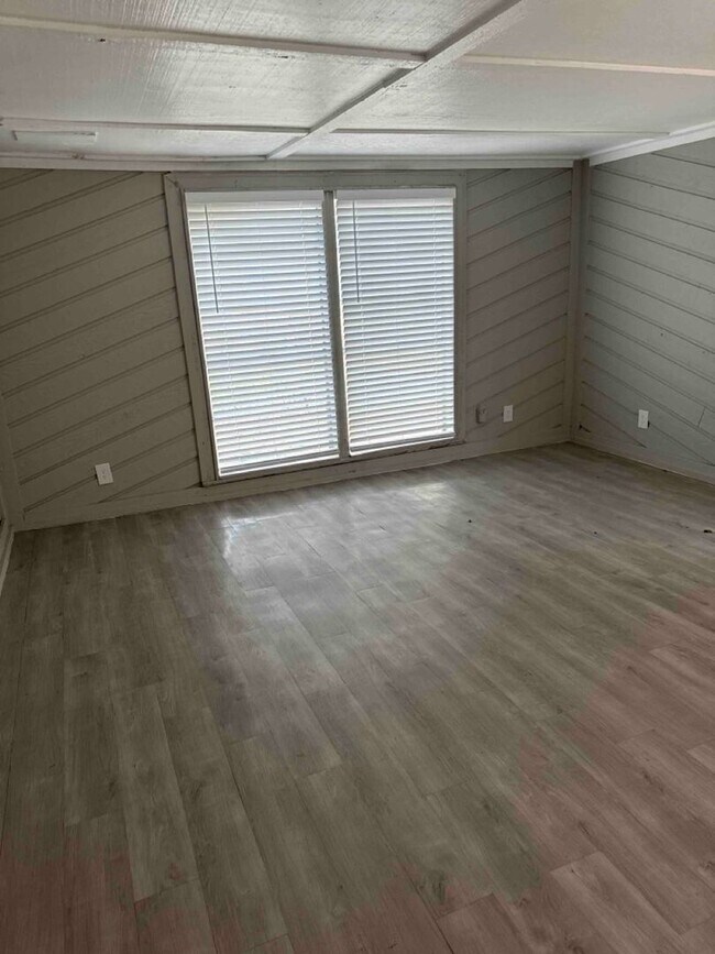 Building Photo - For Sale or Lease