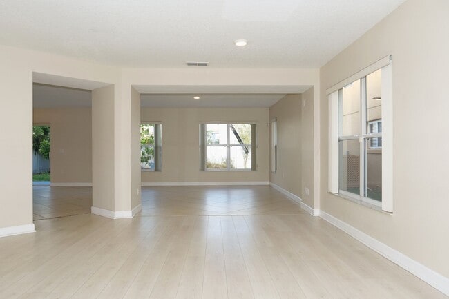 Building Photo - Beautiful 4 bedroom 2.5 bath at Remington gated community in Kissimmee