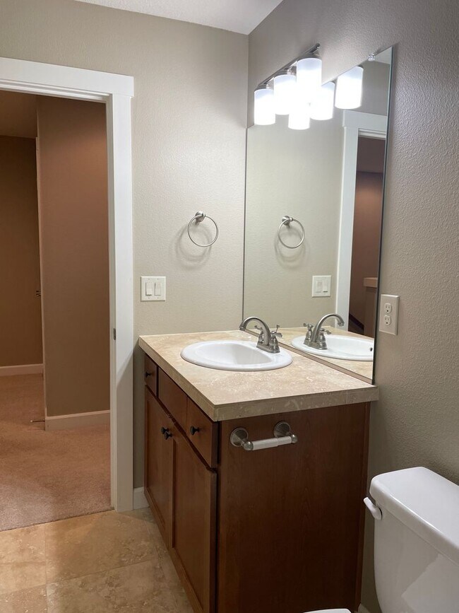 Building Photo - BEAUTIFUL LUXURY Style Townhouse with a gorgeous VIEW! Gated community in Camas! Top Rated Schools!